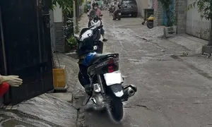 Để xe máy chiếm hẻm nhưng quát tài xế ôtô: 'Tao cho thì mày mới được qua'
