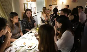 Ăn tối với người lạ